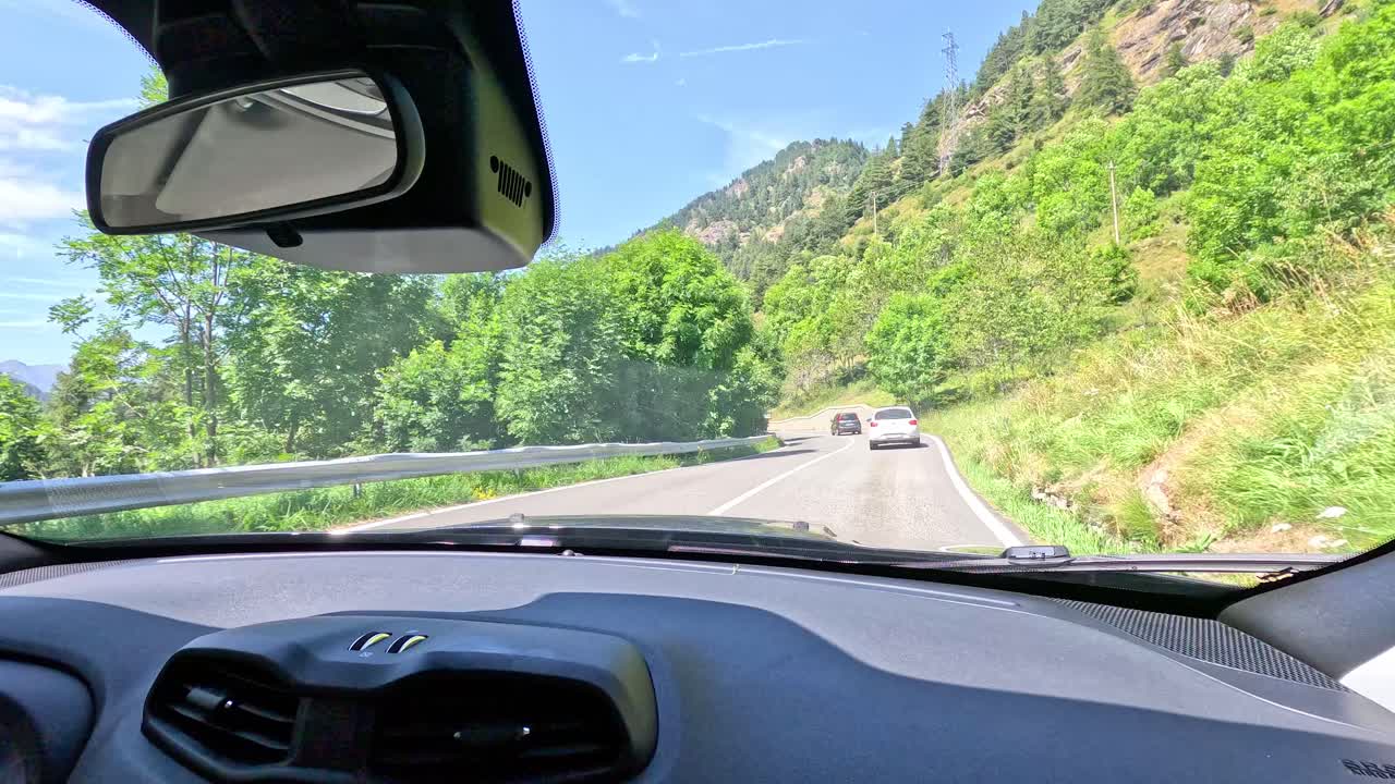 viaje panorámico a través del montañoso piamonte, italia