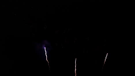 rayas blancas de luz explotan en coloridos fuegos artificiales