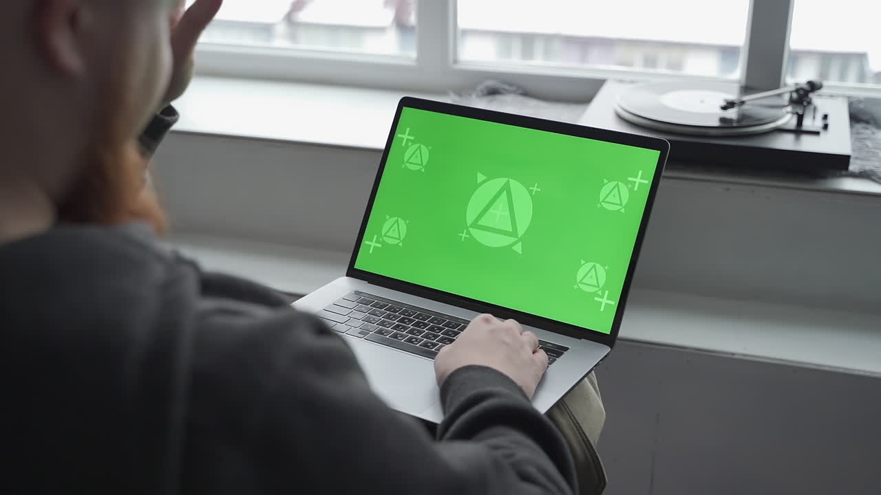 녹색 화면 크로마의 노트북, 비디오 통화, 원격 근무 모형, 클로즈업.
