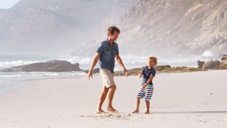 Vater-Und-Sohn-Spielen-Im-Sommerurlaub-Gemeinsam-Am-Strand