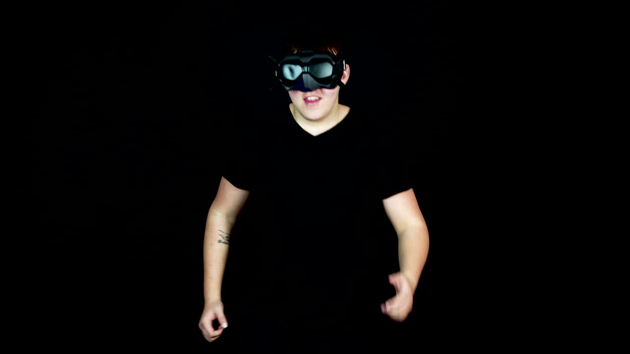Adolescente con visore VR che gioca a un videogioco virtuale e corre sul posto, Slow Motion