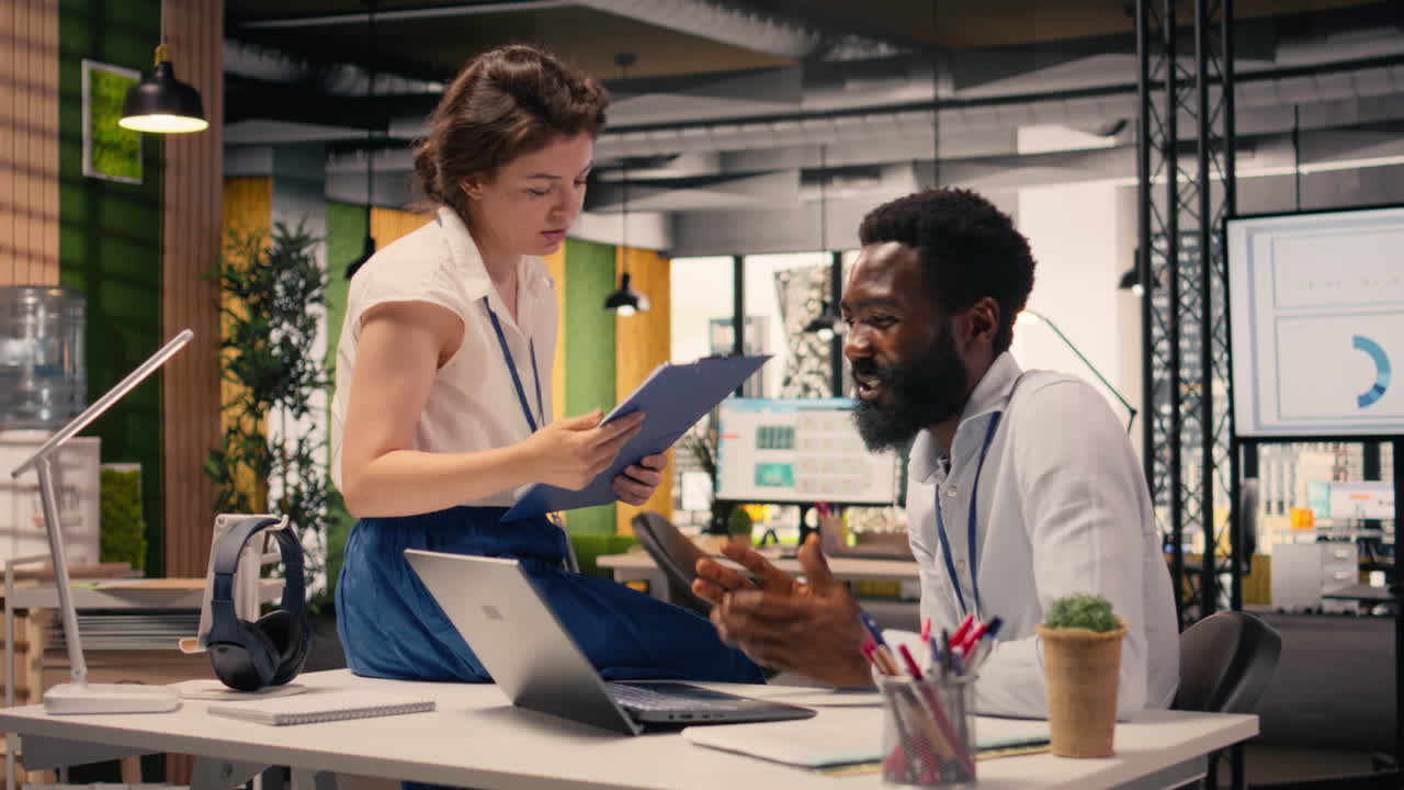 Equipe diversificada de negócios colaborando em um escritório corporativo moderno