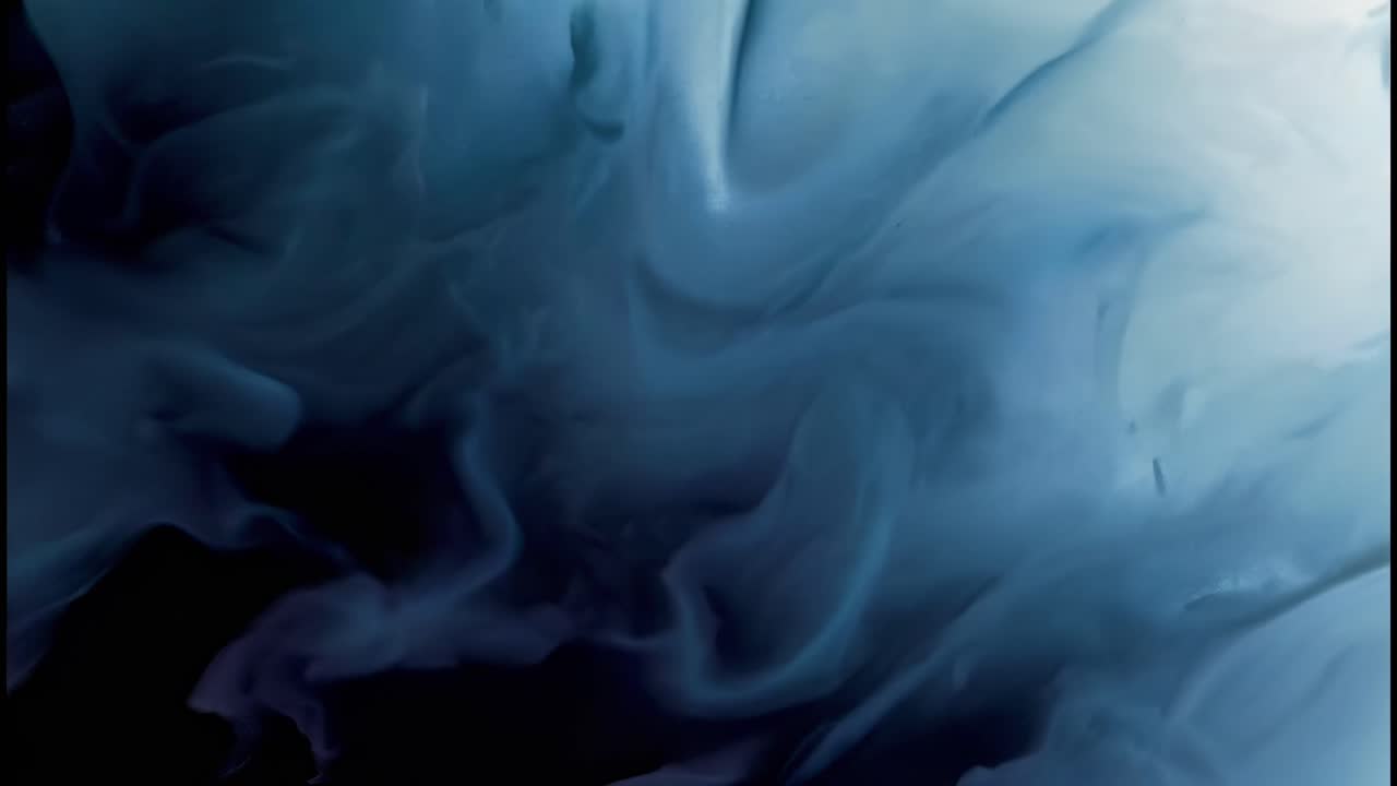 Video astratto con inchiostro blu e nero che涡旋 nell'acqua, ripreso da un angolo dall'alto