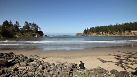 People-on-beach-of-Sunset-Bay-State-Park,-Oregon