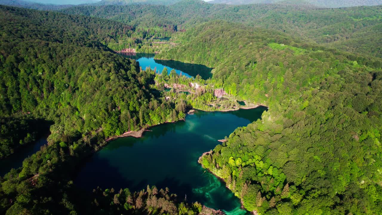 vista aérea del parque nacional de los lagos de plitvice, croacia