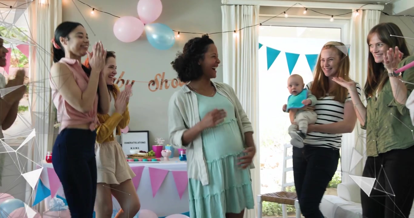 Invitada saludando a la futura mamá mientras la guía hacia los postres para el baby shower con confeti animado.