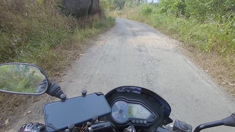 Motociclista-Montando-Bicicleta-En-Senderos-Forestales-Durante-El-Día-Desde-Un-ángulo-Plano