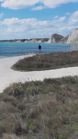 paisaje costero con acantilados y playa