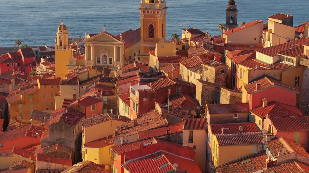 Mentone si risveglia sotto un cielo d'alba rosa e dorato, Francia