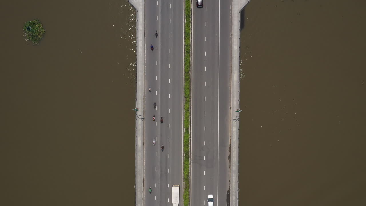 강을 가로지르는 현대적인 다리의 하향식 전망