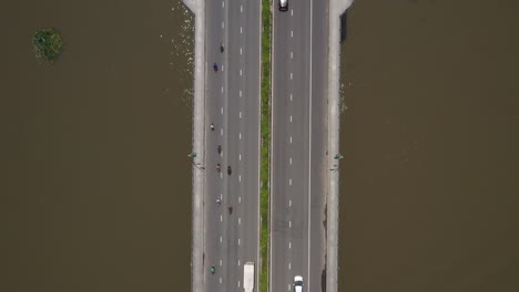 Ansicht-Von-Oben-Nach-Unten-Der-Modernen-Brücke-über-Einen-Fluss