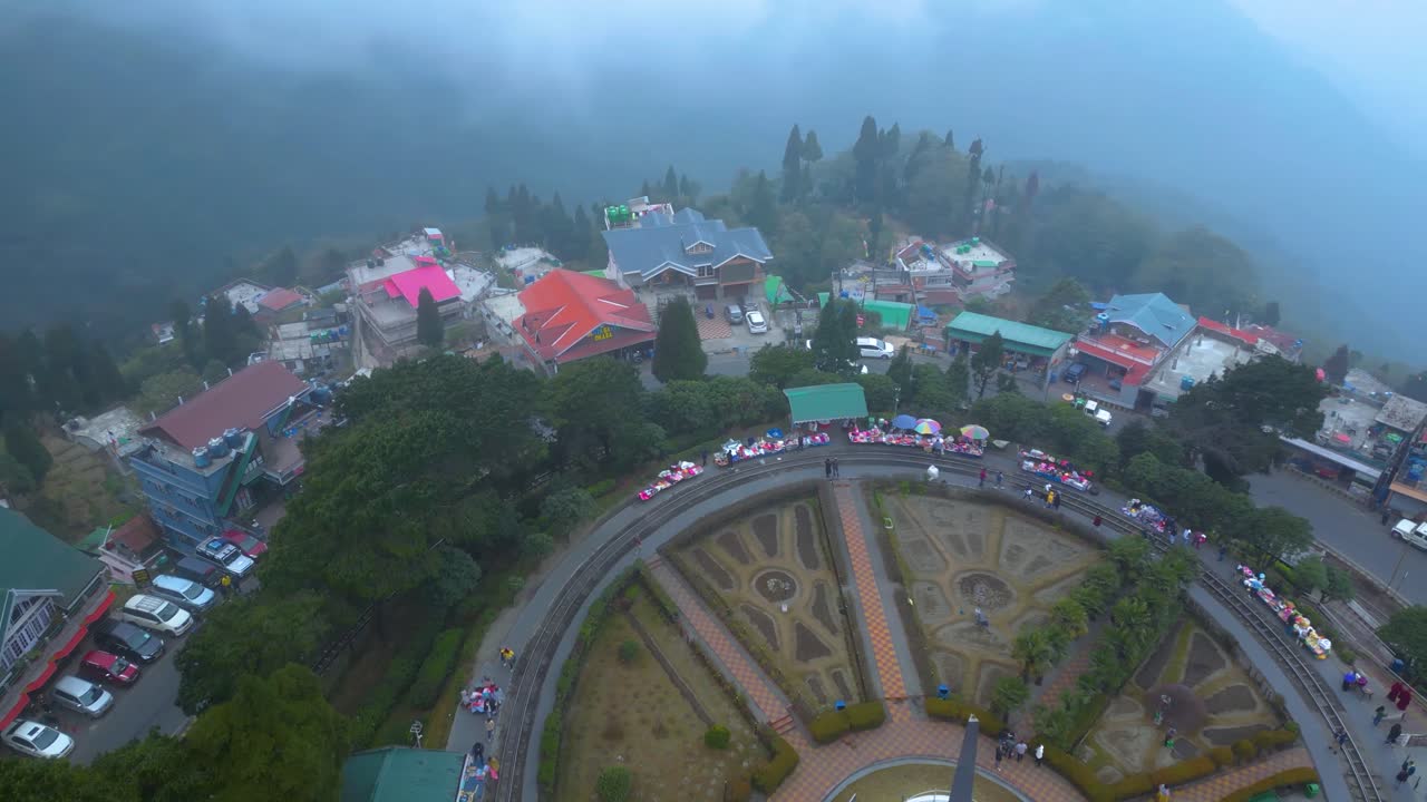 Paesaggio di Darjeeling: piantagione di tè e Batasia Loop Darjeeling, vista aerea e Treno Giocattolo Darjeeling