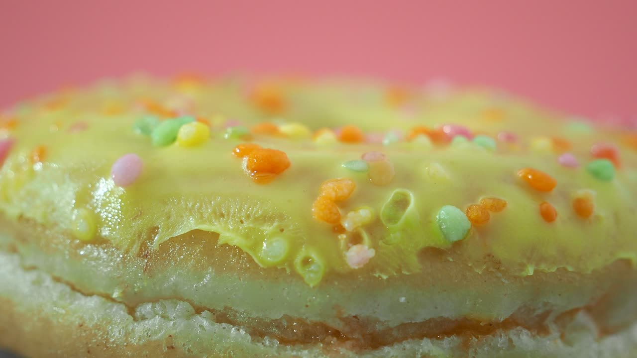 분홍색 배경에 신선한 레몬 도