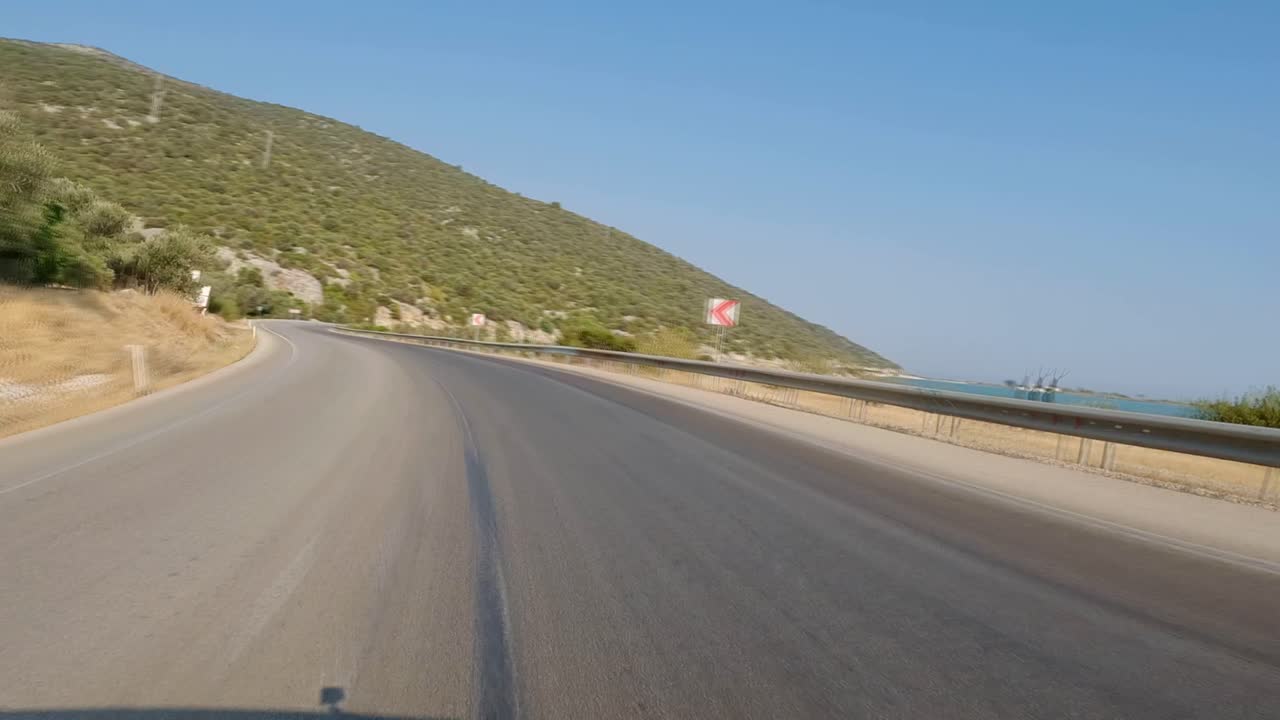 바다를 따라 달리는 터키 도로에서 빠르게 운전