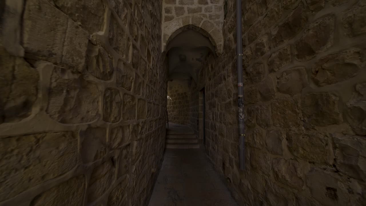 vista dentro del túnel del muro occidental durante el día en la ciudad vieja de jerusalén, israel