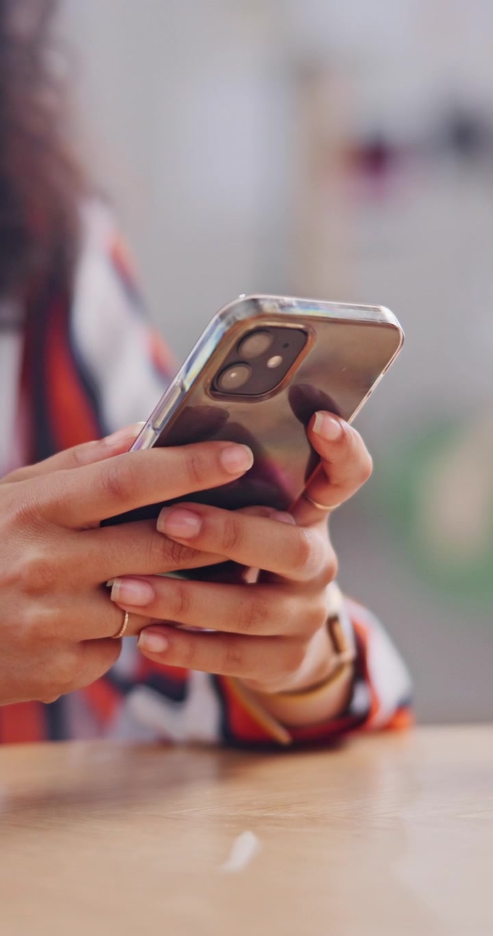 Primo piano di una donna che usa uno smartphone in ufficio