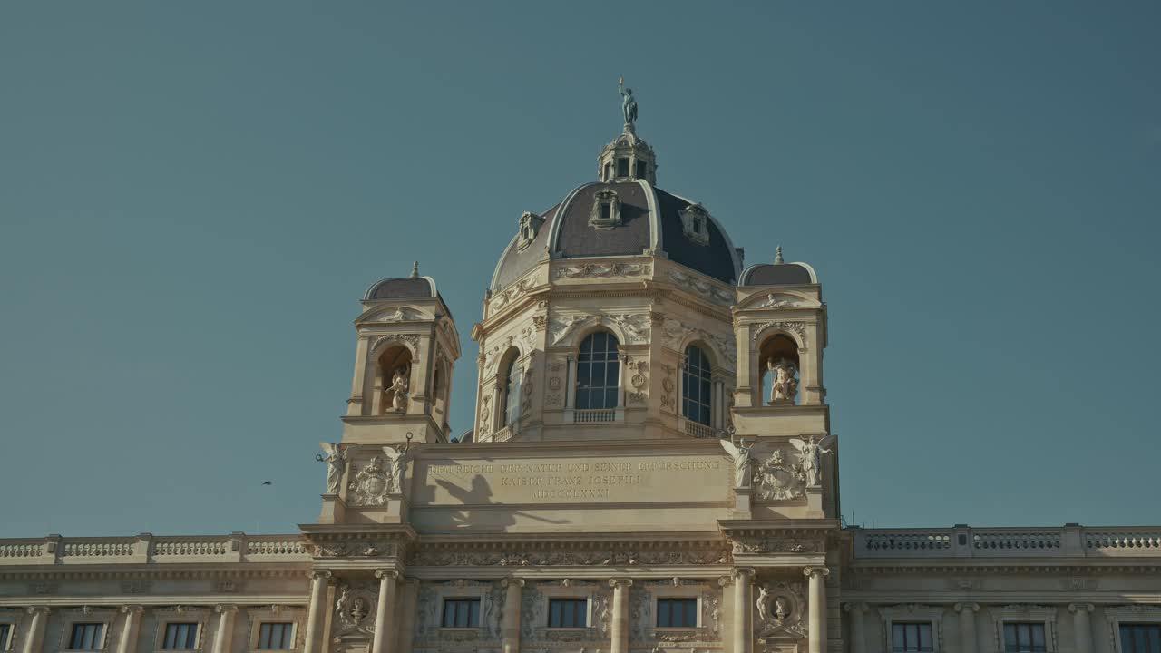 오스트리아 비엔나에서 은 하늘 아래 장식된 박물관 과 동상