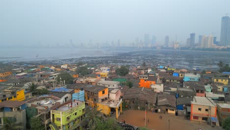 Dron-Que-Se-Mueve-De-Abajo-Hacia-Arriba-En-Koliwada-Se-Revela-A-La-Ciudad-De-Mumbai