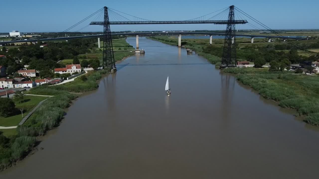 aproximación aérea a un velero en el río charente junto al puente de transporte de rochefort