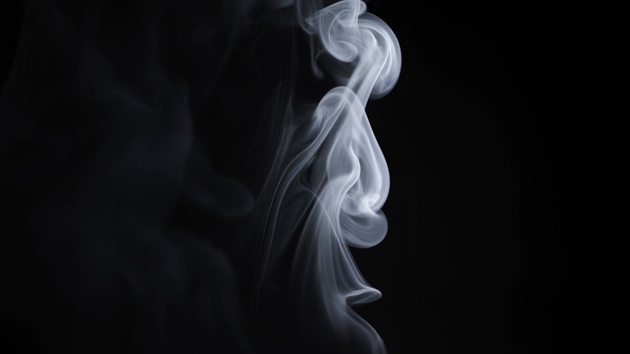 Fumo bianco si innalza in sottili volute verticali contro uno sfondo nero intenso, formando strati di volute traslucide con linee fluide e morbide, forte contrasto, luce soffusa e una texture visiva astratta e suggestiva