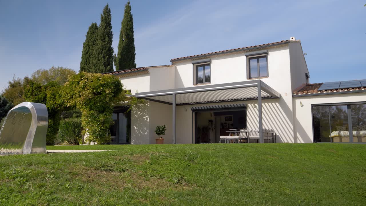 Ripresa rivelatrice al rallentatore del sole che splende su una villa di lusso.