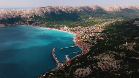 asombrosa vista de un pequeño pueblo y puerto en la playa de baska en la isla de krk en croacia