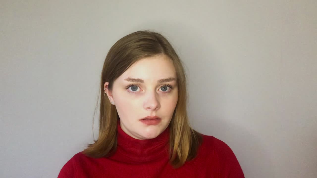 화상 통화에서 친구들에게 좋은 소식을 열심히 듣고 있는 여학생