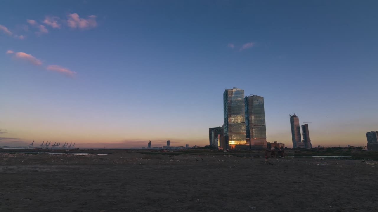 karachi pakistán 2022, 4k time-lapse del paisaje urbano y los puntos de referencia de la ciudad de karachi al amanecer imagen aérea de bahria icon tower, dolmen mall clifton, amanecer en karachi, vista al mar