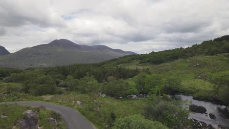 Abheben-Von-Der-Landstraße-In-Irland-Mit-Wilder-Natur