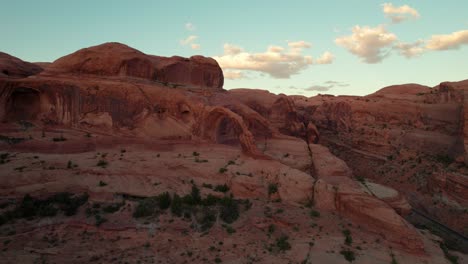 drone disparado volando hacia el arco de la corona en moab, utah en la hora dorada