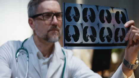 médico que revisa las radiografías de tórax