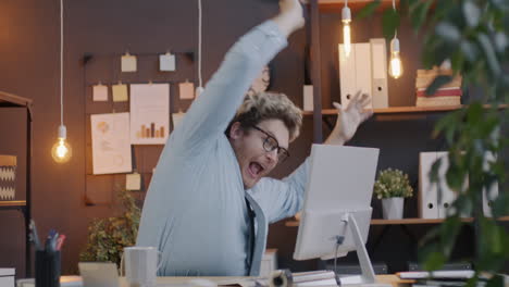 un hombre de negocios emocionado celebrando el éxito.
