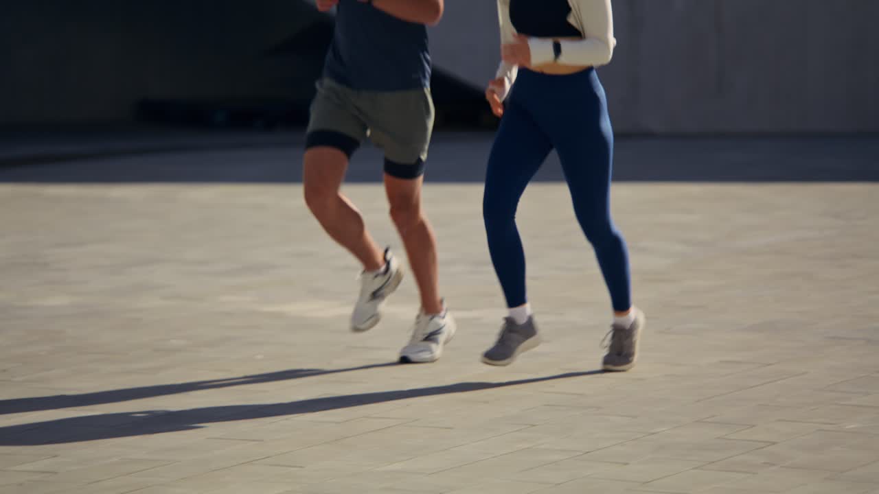 pareja corriendo al aire libre