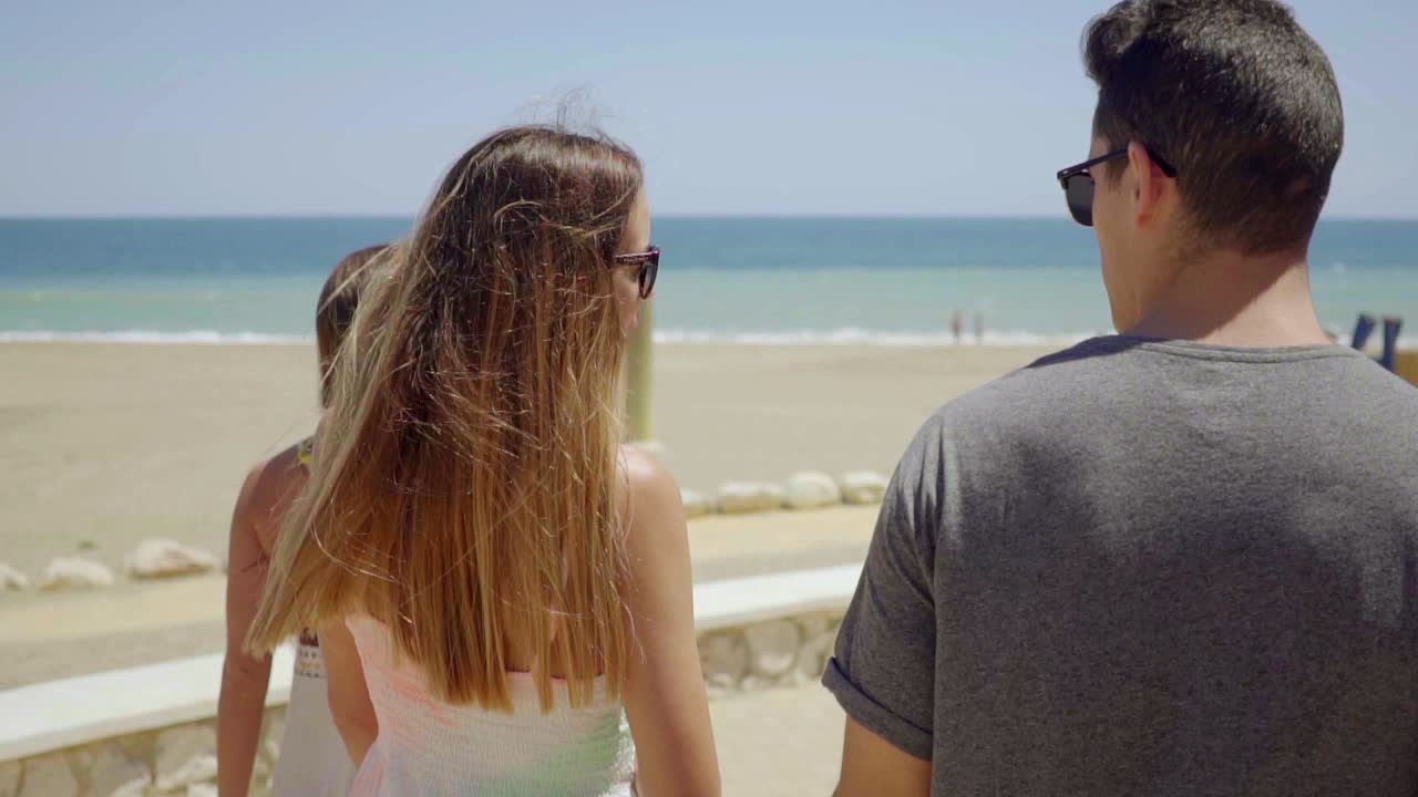 관광을 나가는 트렌디한 젊은 관광객 그룹