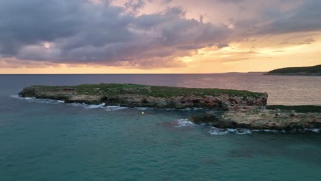 vuelo cinematográfico al atardecer sobre islas españolas