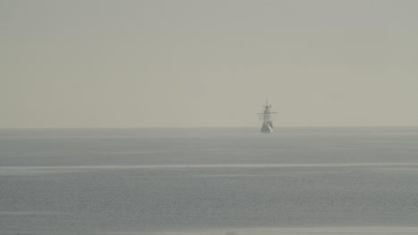 Ferdinand-Magallanes-Nao-Victoria-Carrack-Réplica-De-Barco-Navega-En-La-Distancia-En-El-Mediterráneo-Al-Amanecer-En-Mar-En-Calma-En-Cámara-Lenta-Y-Fuera-De-Foco-60fps