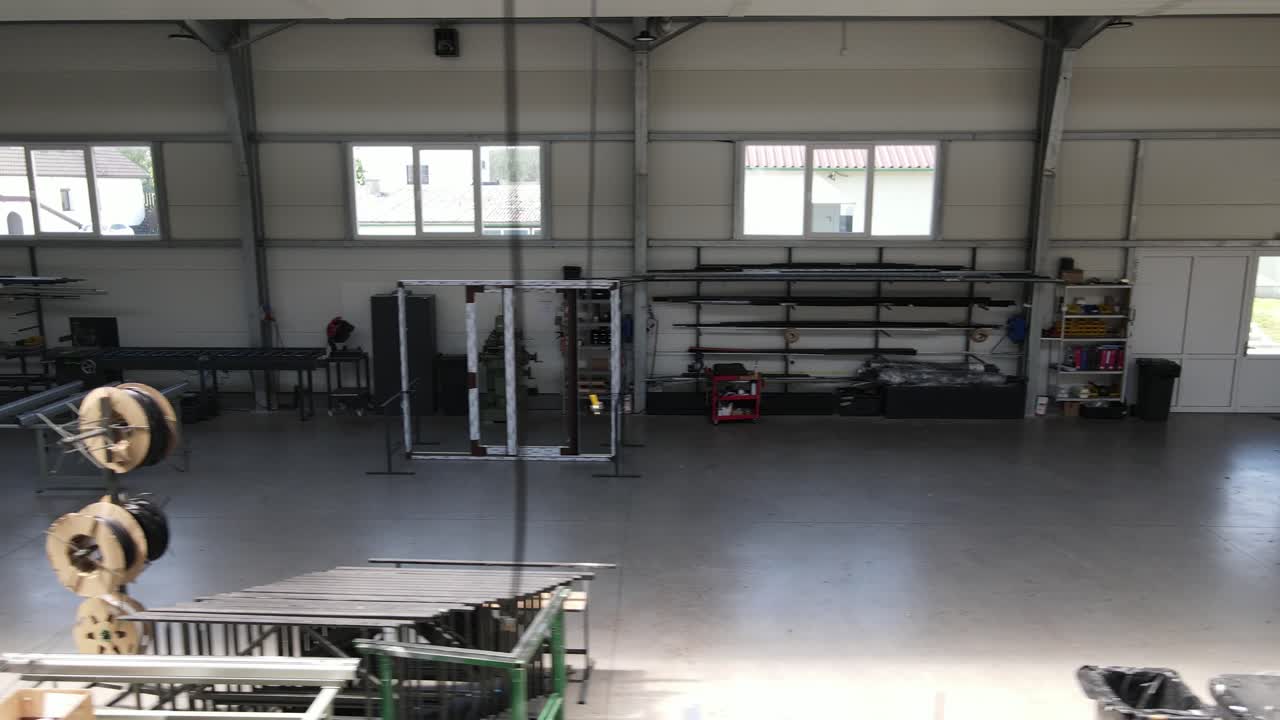 공허한 창문 내부 생산 작업실 금속 창문 작업 안테나