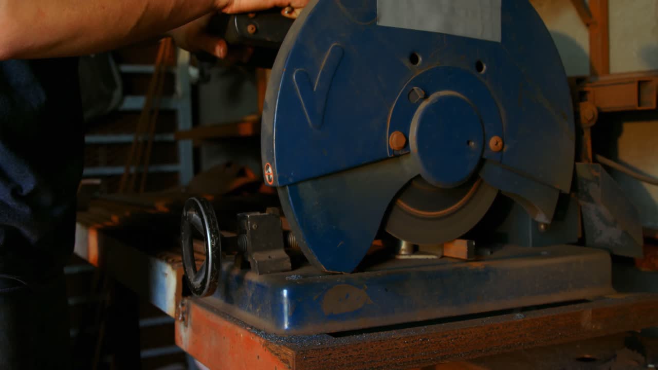 metalúrgico que utiliza la máquina en la fábrica 4k