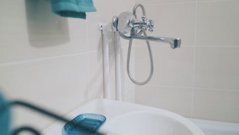 Cuarto-De-Baño-Moderno-Con-Grifo-De-Lavabo-De-Cerámica-Y-Ducha-En-Piso.