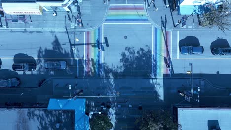 Rainbow-Crosswalk-Zuerst-Gemalt-In-Kanada-In-Der-Innenstadt-Von-Vancouver-Bute-Und-Davie-Street-Neben-Jim-Deva-Plaza-Vögel-Fliegen-Vorbei-Sonniger-Sommertag-Passanten-Von-Qmunity-BCs-Queer-Trans-Two-Spirit-Ressource