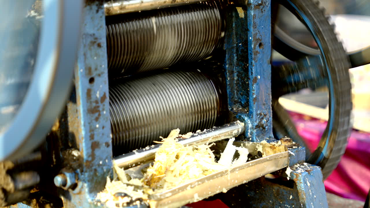 사탕수수 주스, 인도 시골의 거리 주스 가게에서 사탕수스 주스를 만드는 것