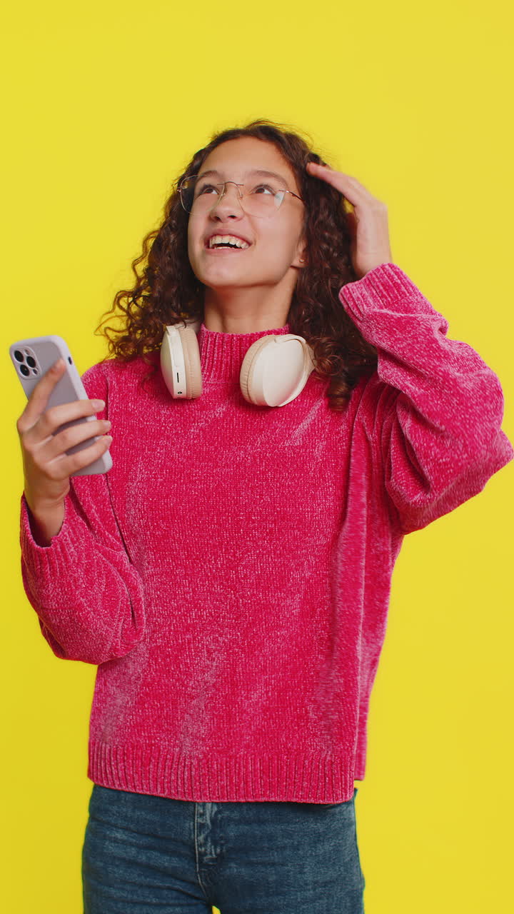 feliz emocionada ganadora chica usar teléfono inteligente celebrar el éxito ganar jugar juego buenas noticias de lotería