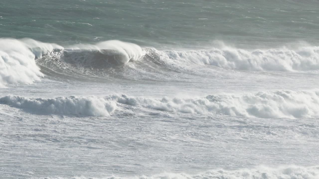 멜버른의 12 사도 근처에서 바다의 파도가 부히고 있습니다.