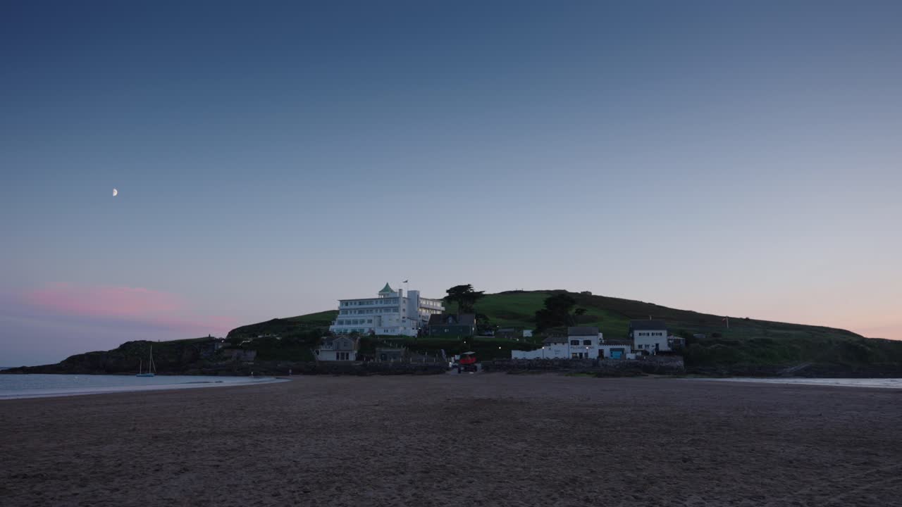 저녁에 데본의 버그 섬의 넓은