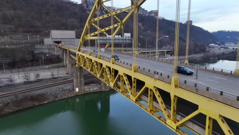 luchtfoto drone shot van fort pitt bridge en fort pitt tunnel in pittsburgh, pennsylvania