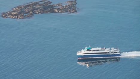 Fährfahrt-Im-Fjord-In-Norwegen