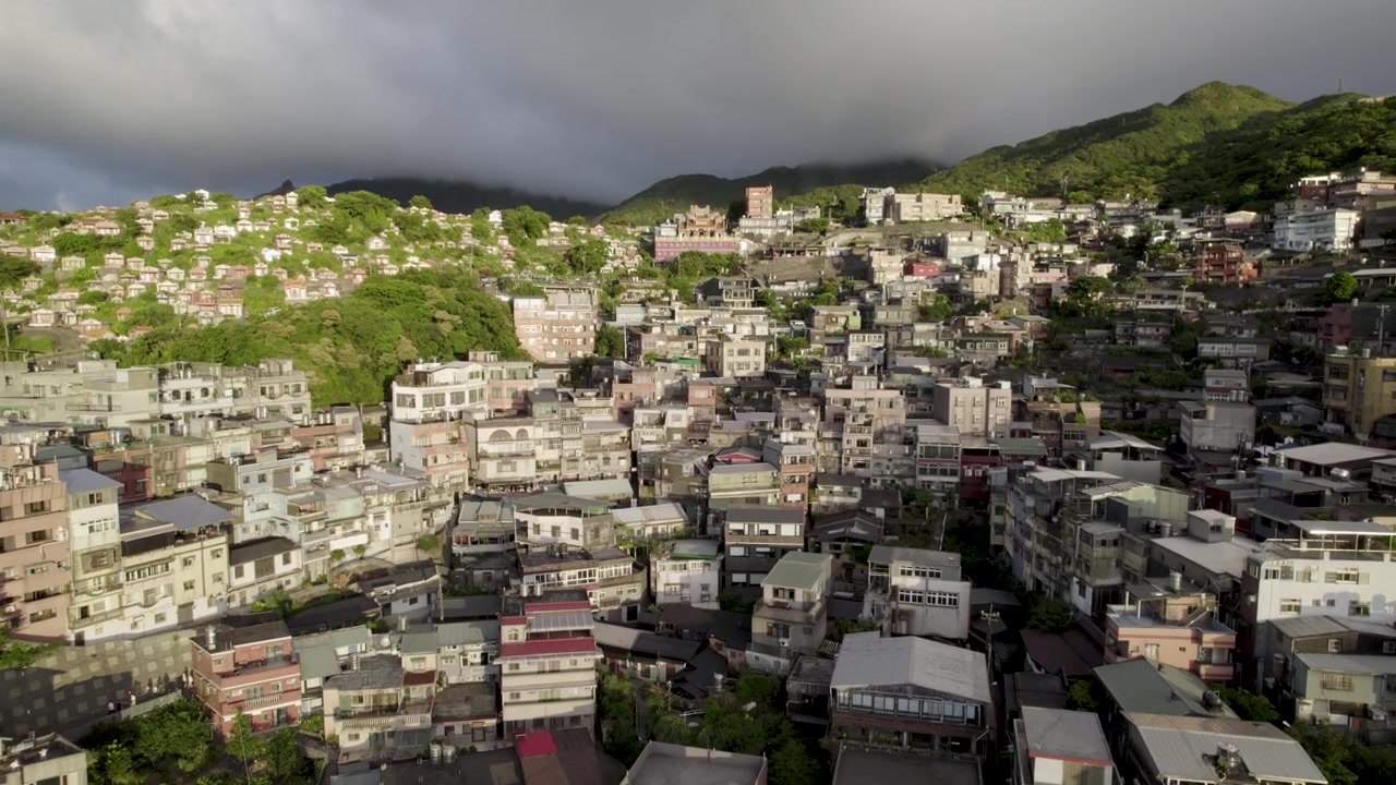 Taiwan, Drohnenaufnahme der Altstadt Jiufen im Bezirk Ruifang, ein berühmtes Wahrzeichen und Touristendorf am Berg in Taiwan an der Ostküste der Insel mit Blick auf den Pazifik.