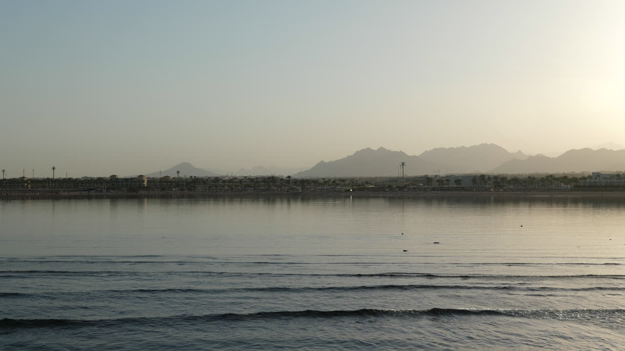 amanecer brumoso en la costa del mar rojo en sharm el sheikh, egipto