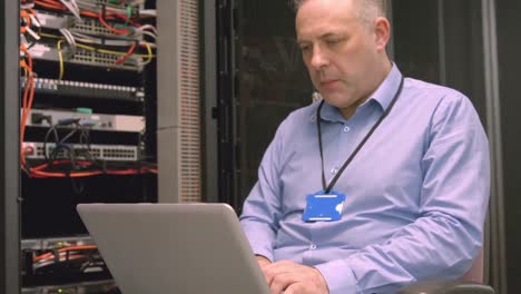 técnico que usa una computadora portátil para analizar el servidor