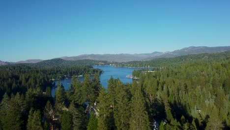 Aerial-View-Of-A-Mountain-Resort-Paradise,-Lake-Arrowhead-Of-San-Bernardino-County,-California,-USA